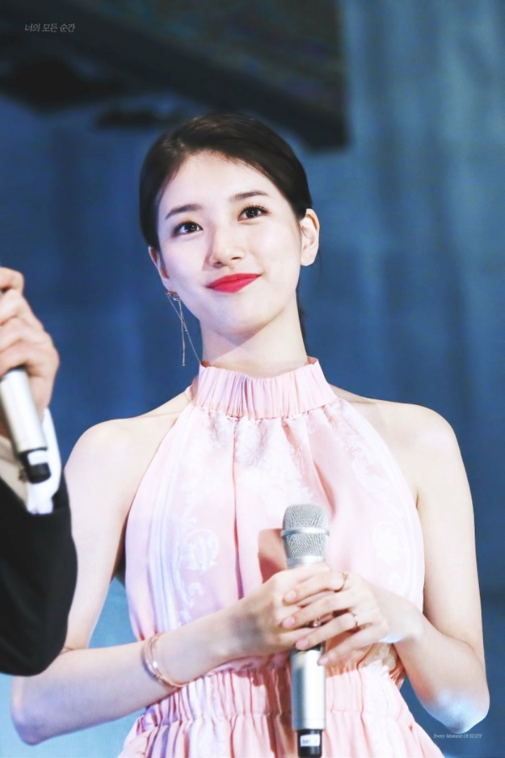 한때 홀터넥만 주구장창 입혔던 수지 코디.jpgif | 인스티즈