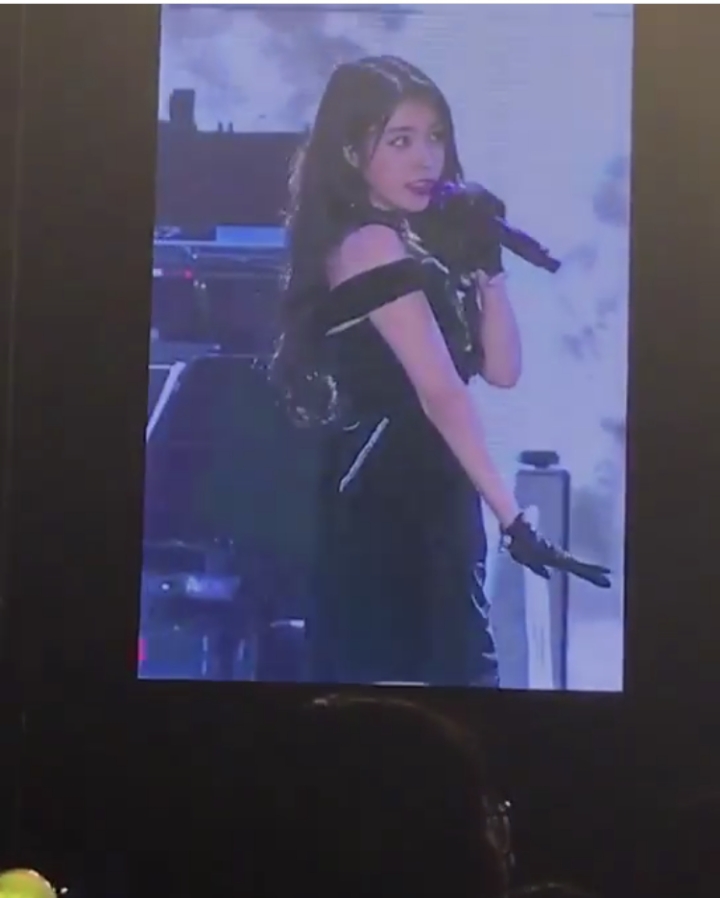 오늘자 오픈숄더 아이유 .jpg | 인스티즈