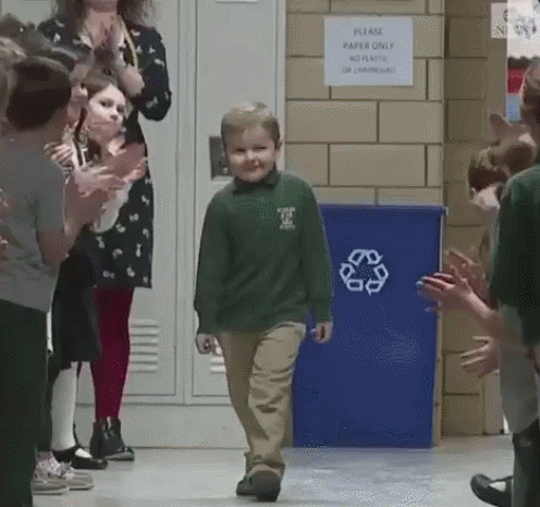 백혈병 투병 생활 마치고 돌아온 친구를 반기는 학생들.gif | 인스티즈