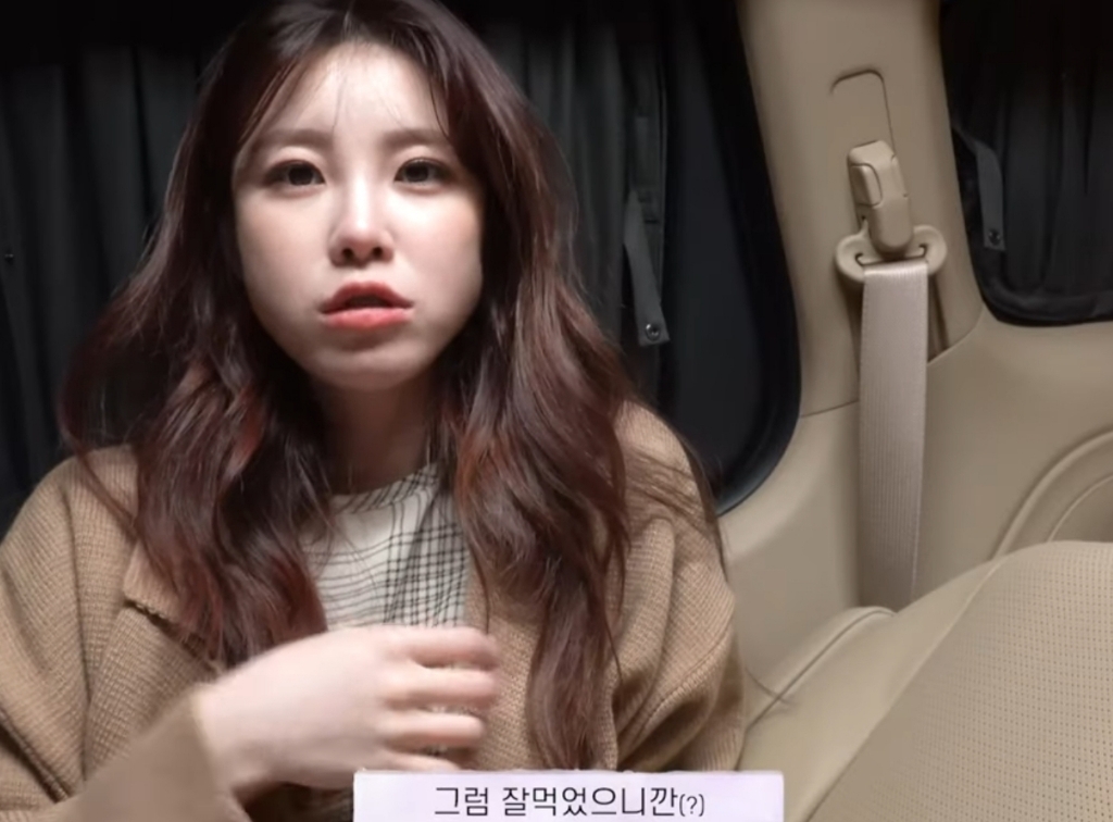 차에서 밥먹는 전효성........jpg | 인스티즈