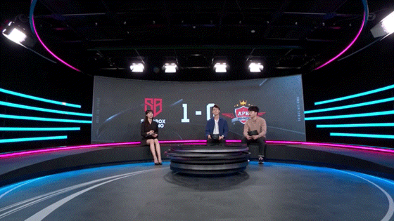 분석데스크에서 코커짓 하고 있는 김민아 아나운서 | 인스티즈