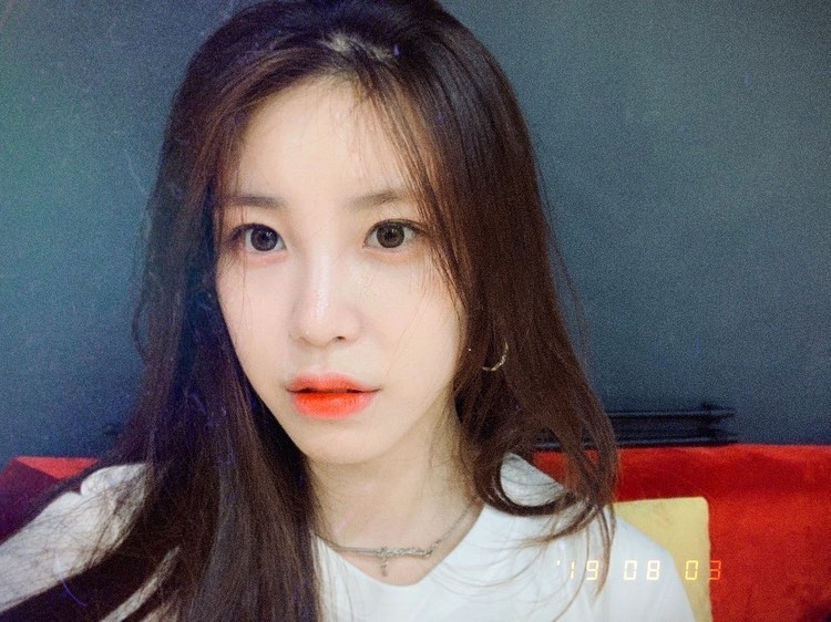 앞머리를 귀뒤로 살짝 넘긴 전효성 최근.JPG | 인스티즈