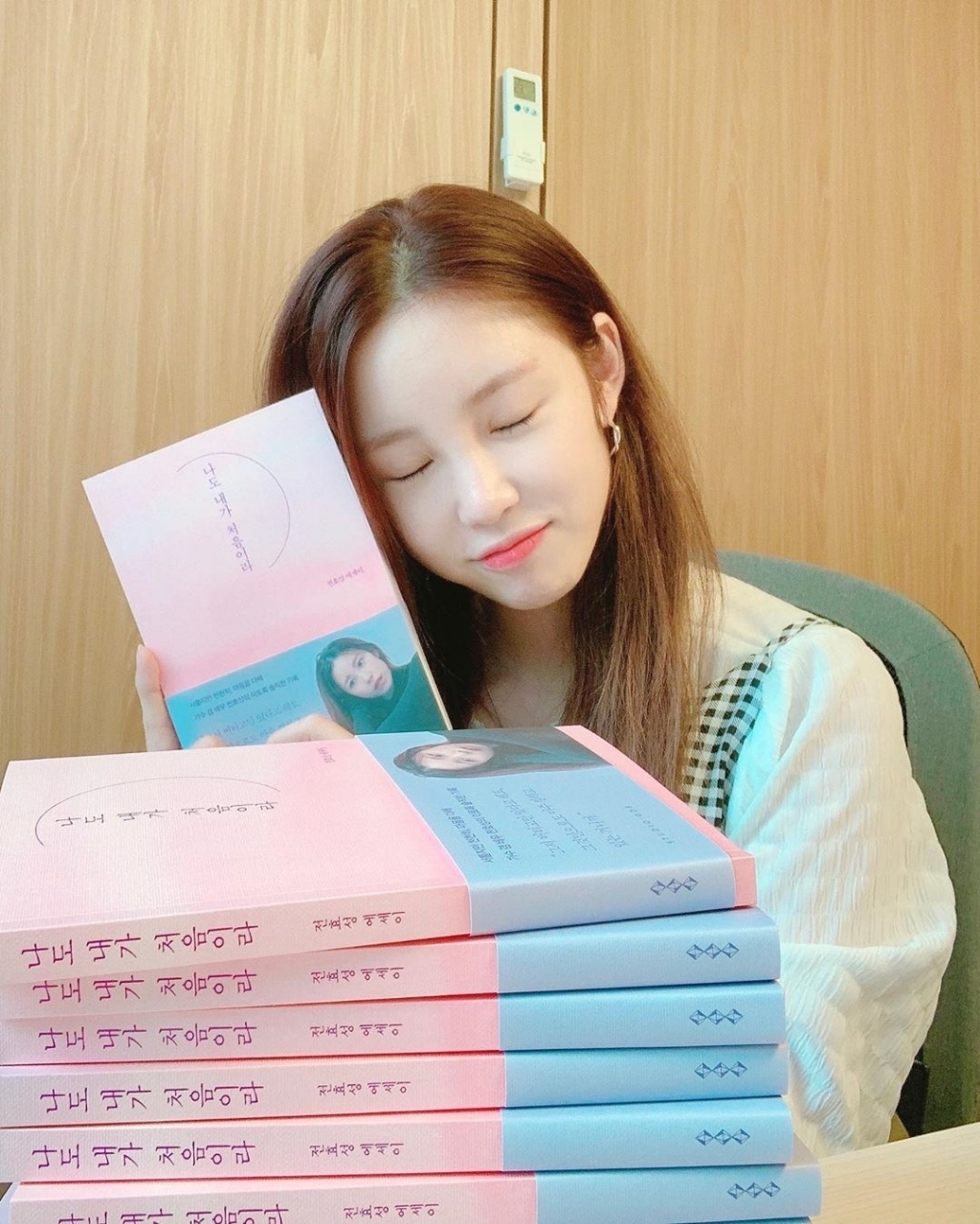 앞머리를 귀뒤로 살짝 넘긴 전효성 최근.JPG | 인스티즈