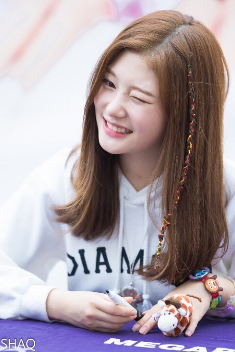 다이아 5주년 기념 우주에서 가장 청순하고 사랑스러운 정채연 님! | 인스티즈