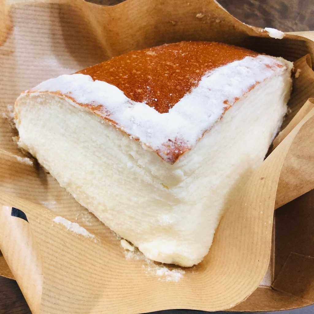 크림치즈가 겁나 많이 들었다는 파리바게트 몬스터치즈번....jpg | 인스티즈