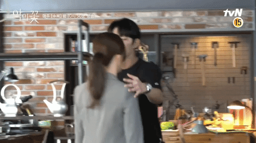 눈 껌뻑거리는 문채원이 귀여운 이준기 | 인스티즈