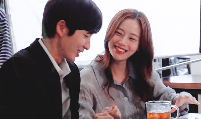 눈 껌뻑거리는 문채원이 귀여운 이준기 | 인스티즈