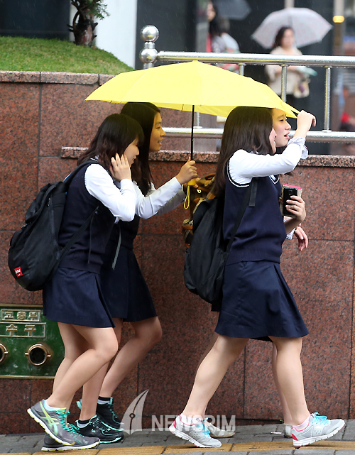 우산 하나를 나눠 쓰는 여학생과 남학생 차이 | 인스티즈