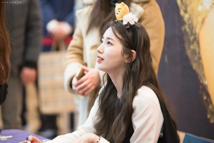 팬들 눈빛으로 조련하는 수지 | 인스티즈