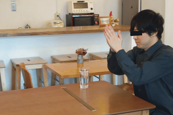 일본의 한 블로거가 화난여친이 뿌린 물을 막는법을 개발.gif | 인스티즈