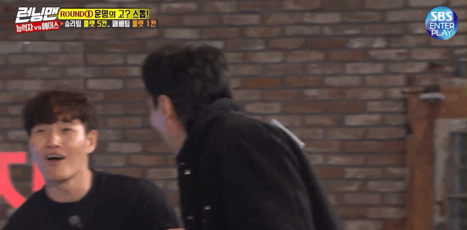 ??? : 원래 동생이 잘못하면 형이 맞는거야... | 인스티즈