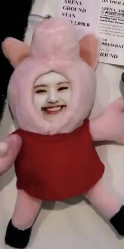 팬에게 인형 선물 받는 제니.gif | 인스티즈