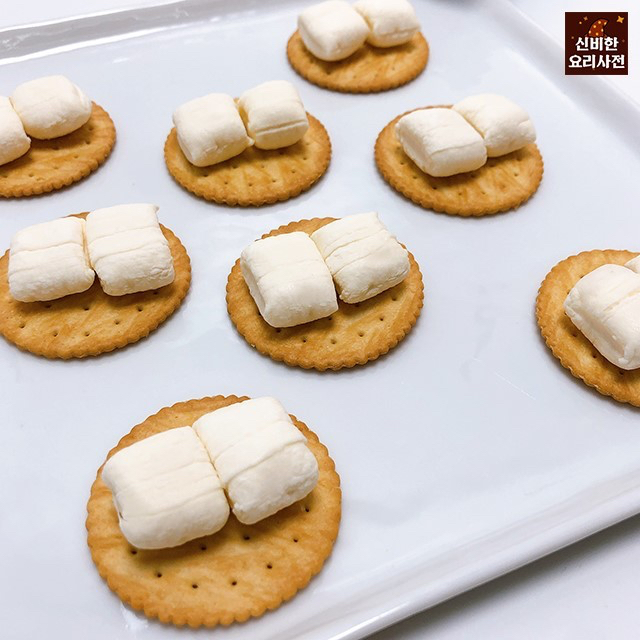 야채크래커 사이에 말랑카우를 끼워서 전자렌지에 돌리면..jpg | 인스티즈