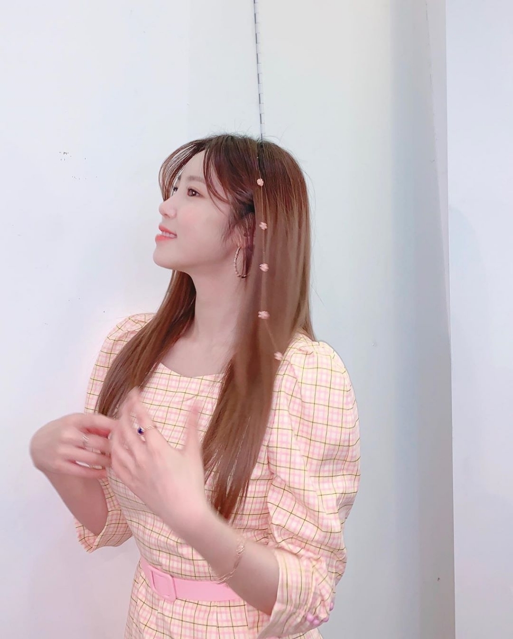 앞머리를 귀뒤로 살짝 넘긴 전효성 최근.JPG | 인스티즈