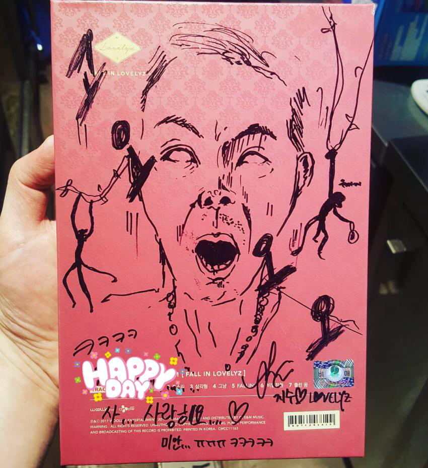 러블리즈 지수의 독특한 그림이 있는 싸인 앨범 | 인스티즈