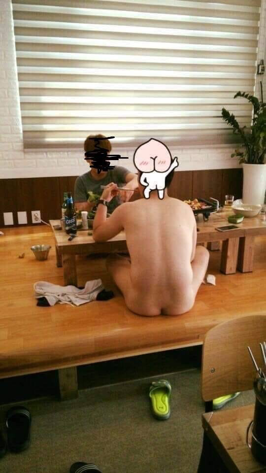 옷에 튈까봐 옷 다 벗고 먹는...jpg | 인스티즈