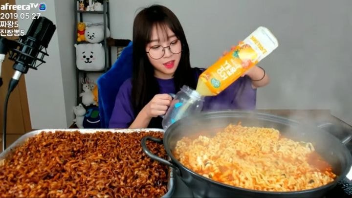 라면 한번에 18개먹는 쯔양.jpg | 인스티즈