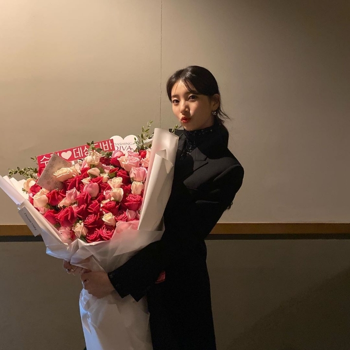 백두산 시사회에서 수지가 받은 꽃다발들 | 인스티즈