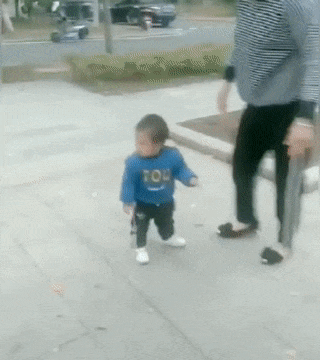 온몸으로 손주를 보호하는 할머니 .gif | 인스티즈