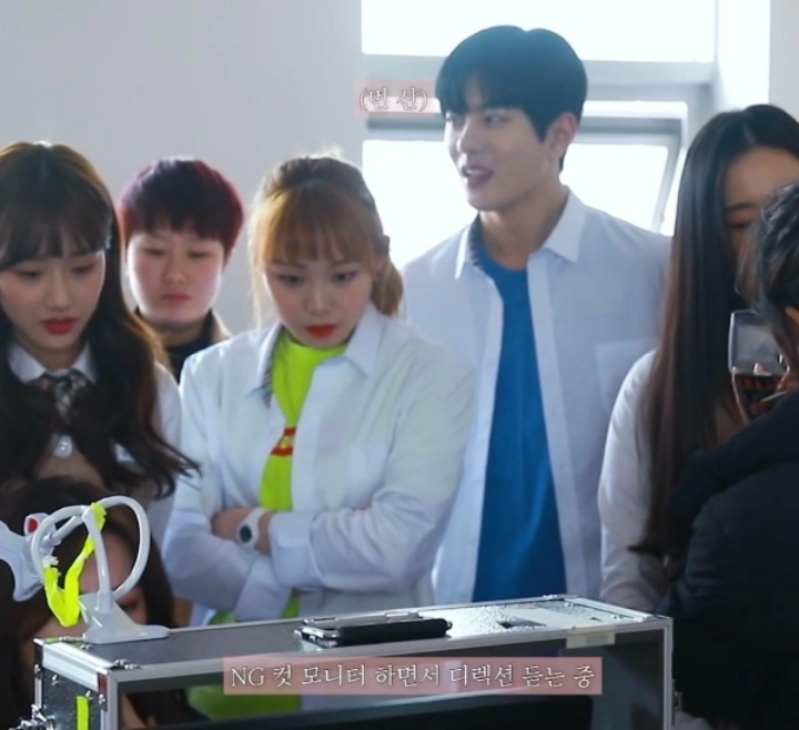 생에 첫 키스신 찍는 아이돌들의 설레는 반응 | 인스티즈