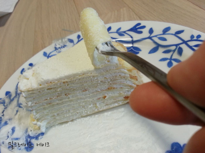 한겹씩 포크로 돌돌 말아먹는 케이크...jpg | 인스티즈