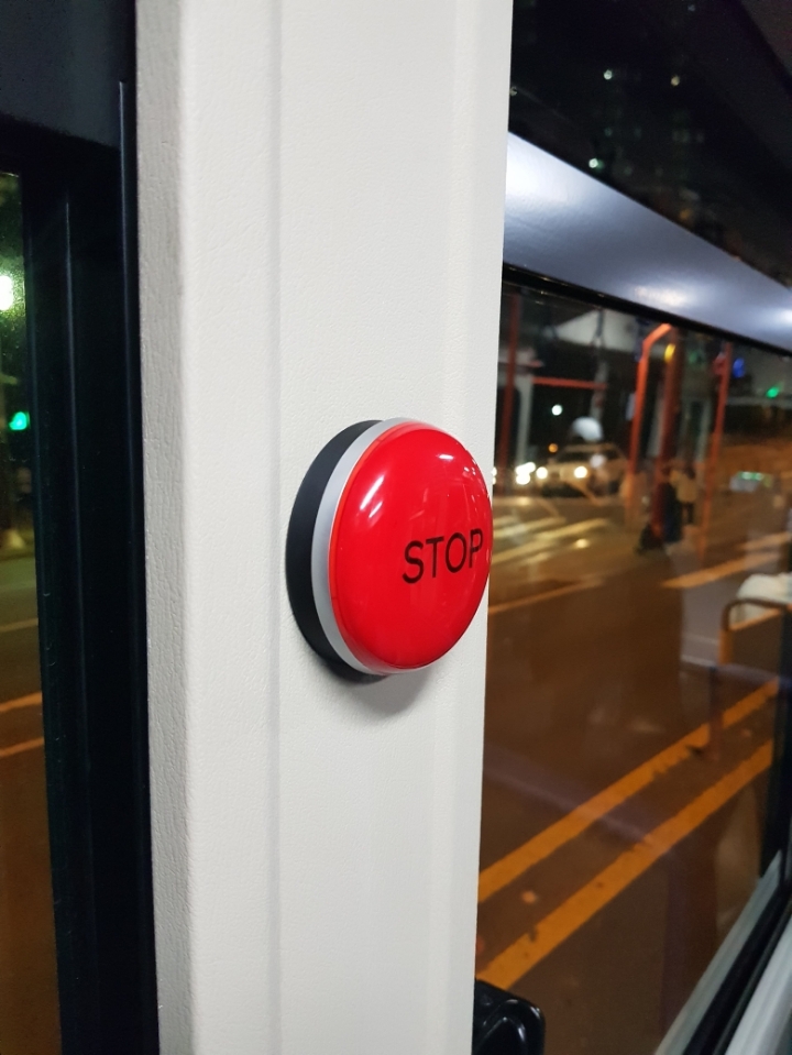 여기 버튼이 하나 있습니다 | 인스티즈