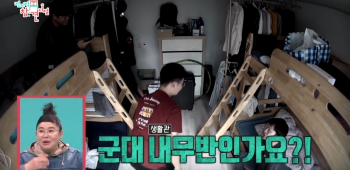 얼굴 표정 극명하게 차이 나는 오마이걸 매니저ㅋㅋㅋ.jpg | 인스티즈