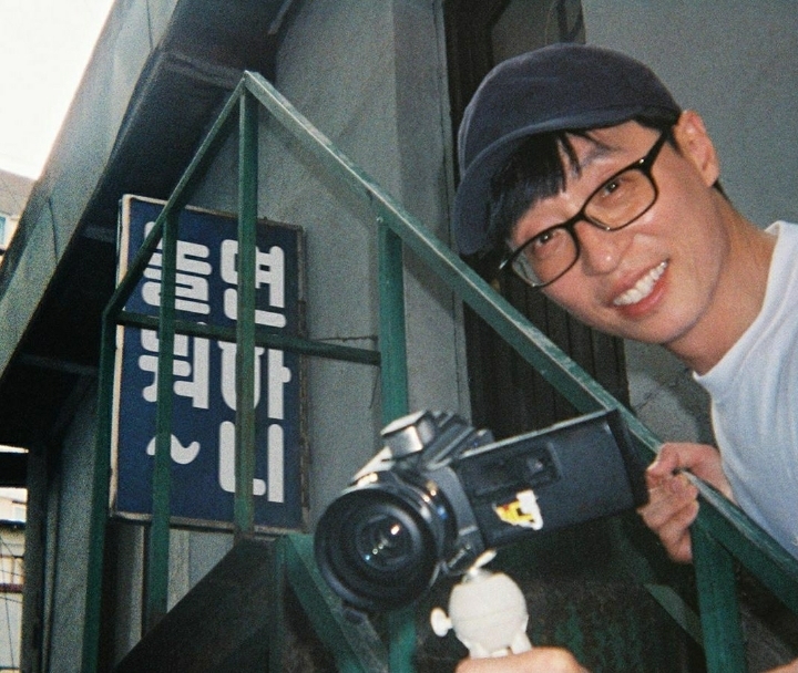 [놀면뭐하니] 로고 손글씨 유재석,사진촬영 조세호,촬영 도와준 모델 아이린.jpg | 인스티즈