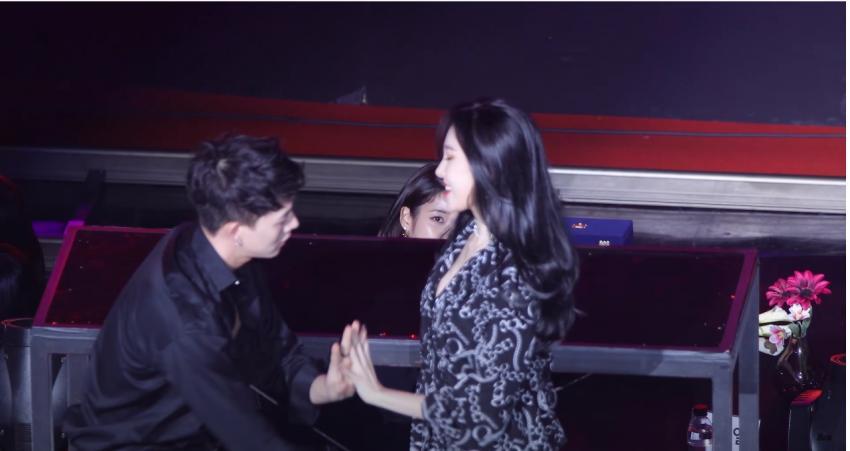 빼꼼 아이유 | 인스티즈