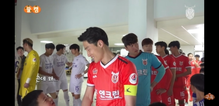 제주유나이티드 김호남 당황시키는 어린이 | 인스티즈