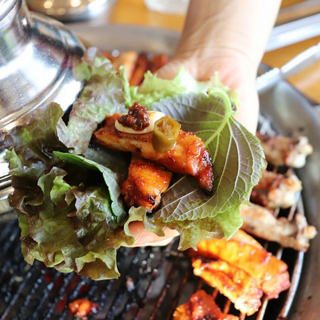 원래 숯불에 구워 먹는거라는 춘천 닭갈비.jpg | 인스티즈