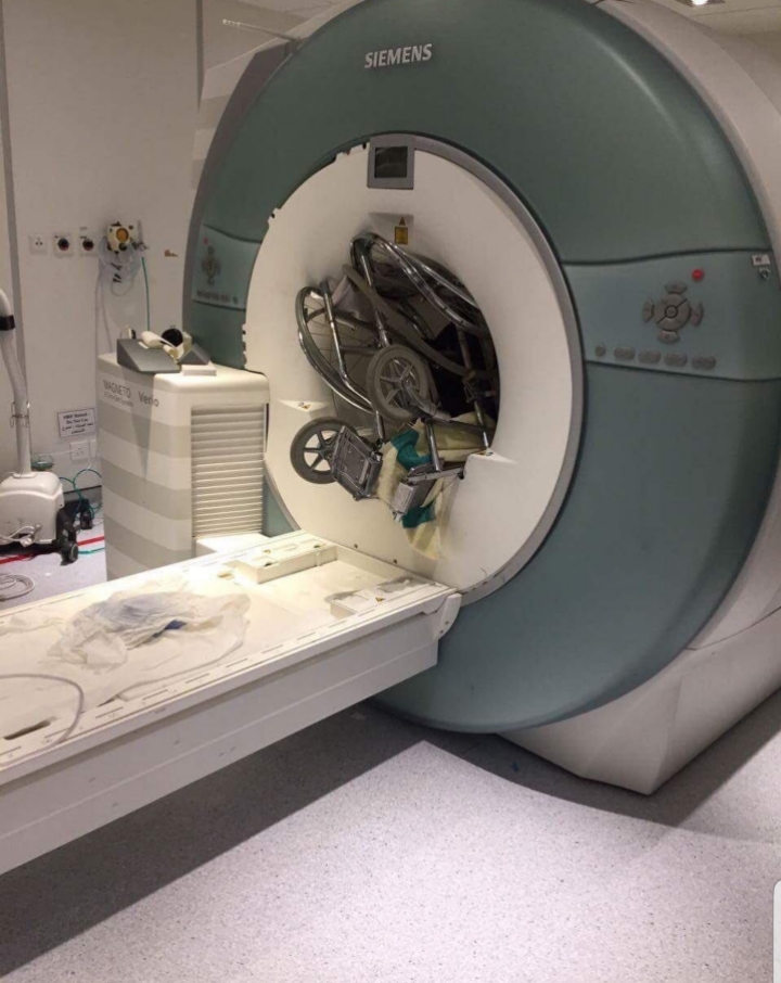mri 촬영에 금속을 소지하면 안되는 이유.gif | 인스티즈