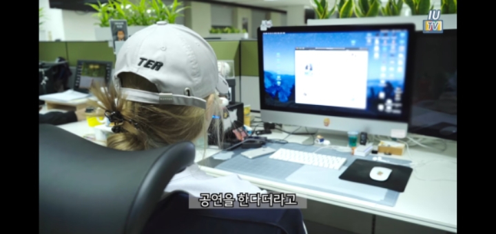 분노의 티켓팅 하는 아이유 | 인스티즈