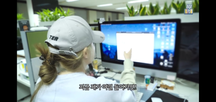 분노의 티켓팅 하는 아이유 | 인스티즈