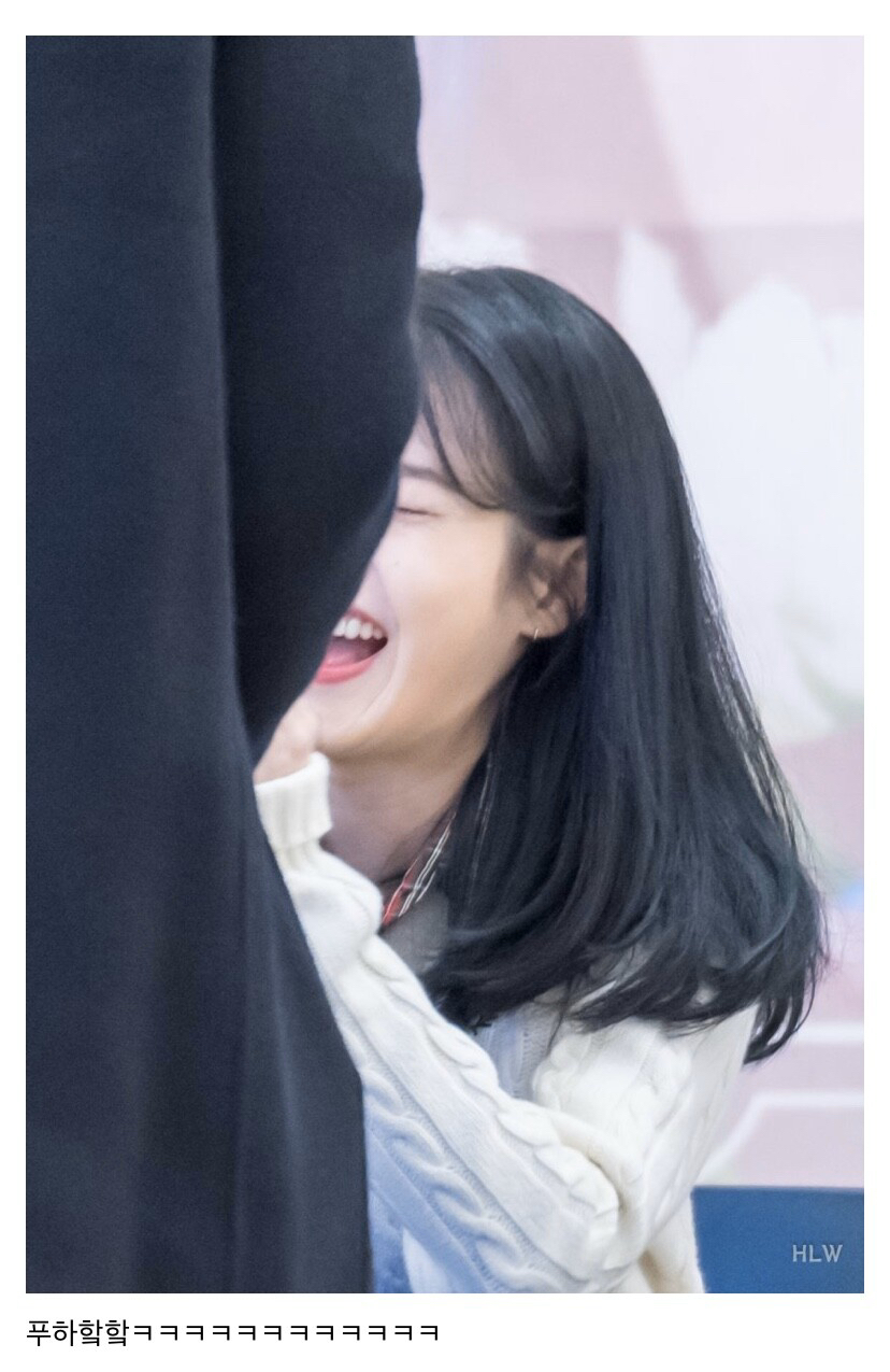 팬한테 악수 구걸하는 아이유.jpg | 인스티즈