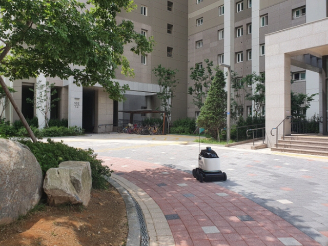 띵동, 딜리가 배달왔어요... "15분만에 정확히 찾아온 로봇, 너무 신기해" | 인스티즈