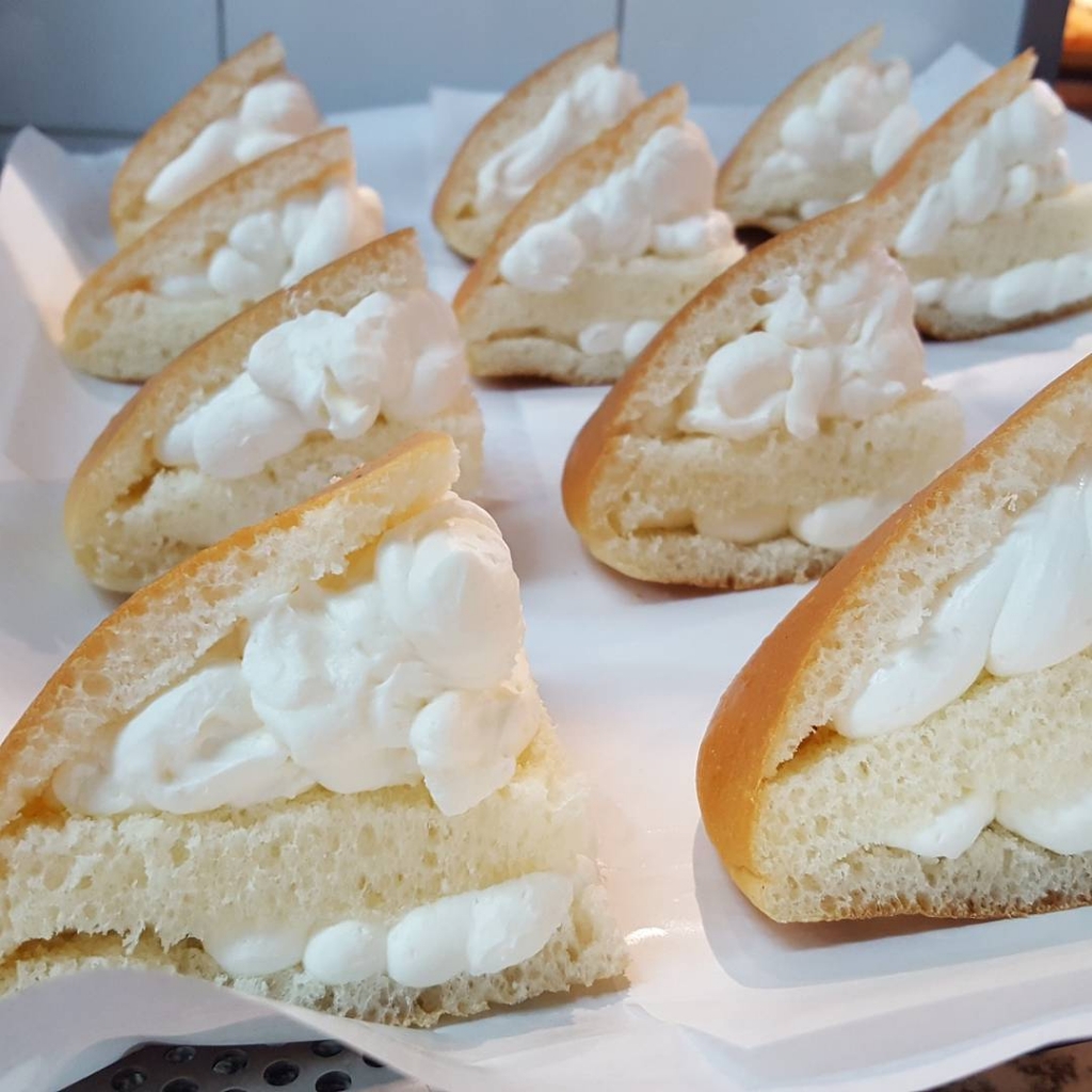 크림치즈가 겁나 많이 들었다는 파리바게트 몬스터치즈번....jpg | 인스티즈