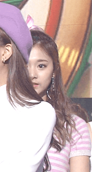 쯔위 전담마크하는 솔빈.GIF | 인스티즈
