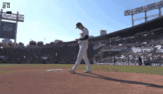 카메라 하나는 기똥차게 잘 쓰는 KBO 중계 수준.GIF | 인스티즈