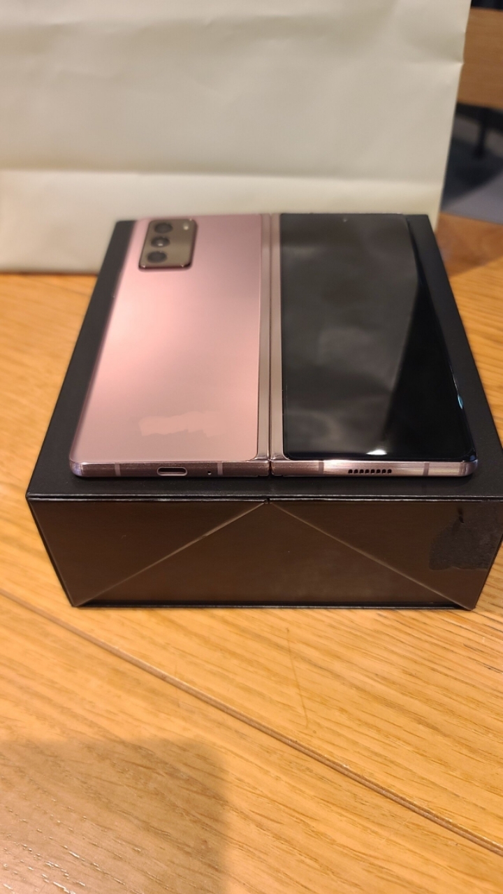 시원한 화면의 갤폴드2 | 인스티즈