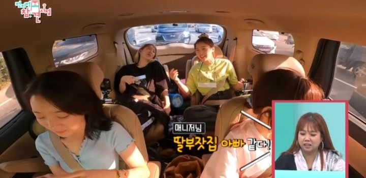 얼굴 표정 극명하게 차이 나는 오마이걸 매니저ㅋㅋㅋ.jpg | 인스티즈