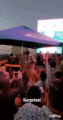 페스티벌에서 상의 벗고 춤추는 금발 생머리 | 인스티즈