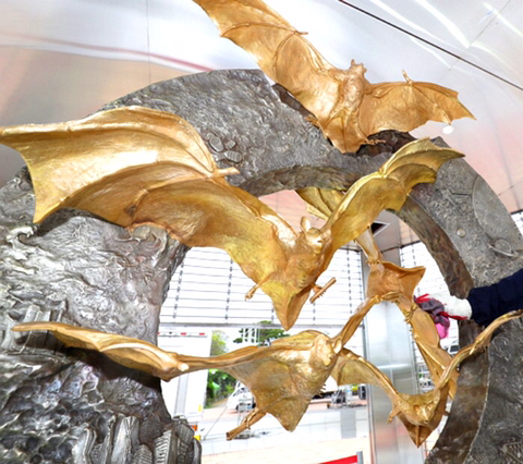 만들 때 욕 잔뜩 먹었는데 금값 올라 60억 시세차익 보고 있는 전라도 '황금박쥐' | 인스티즈