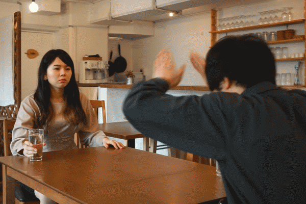 일본의 한 블로거가 화난여친이 뿌린 물을 막는법을 개발.gif | 인스티즈