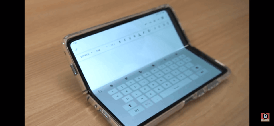 갤럭시 폴드 반쯤 접어서 사용해보기 | 인스티즈