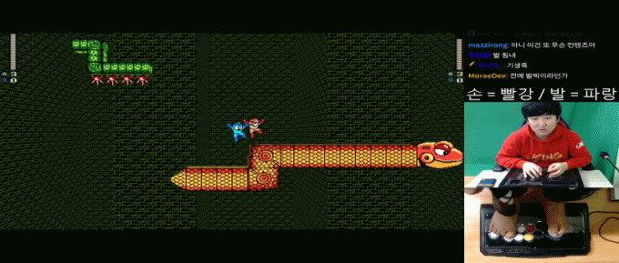 혼자서 이인용 게임하는 방법.gif | 인스티즈