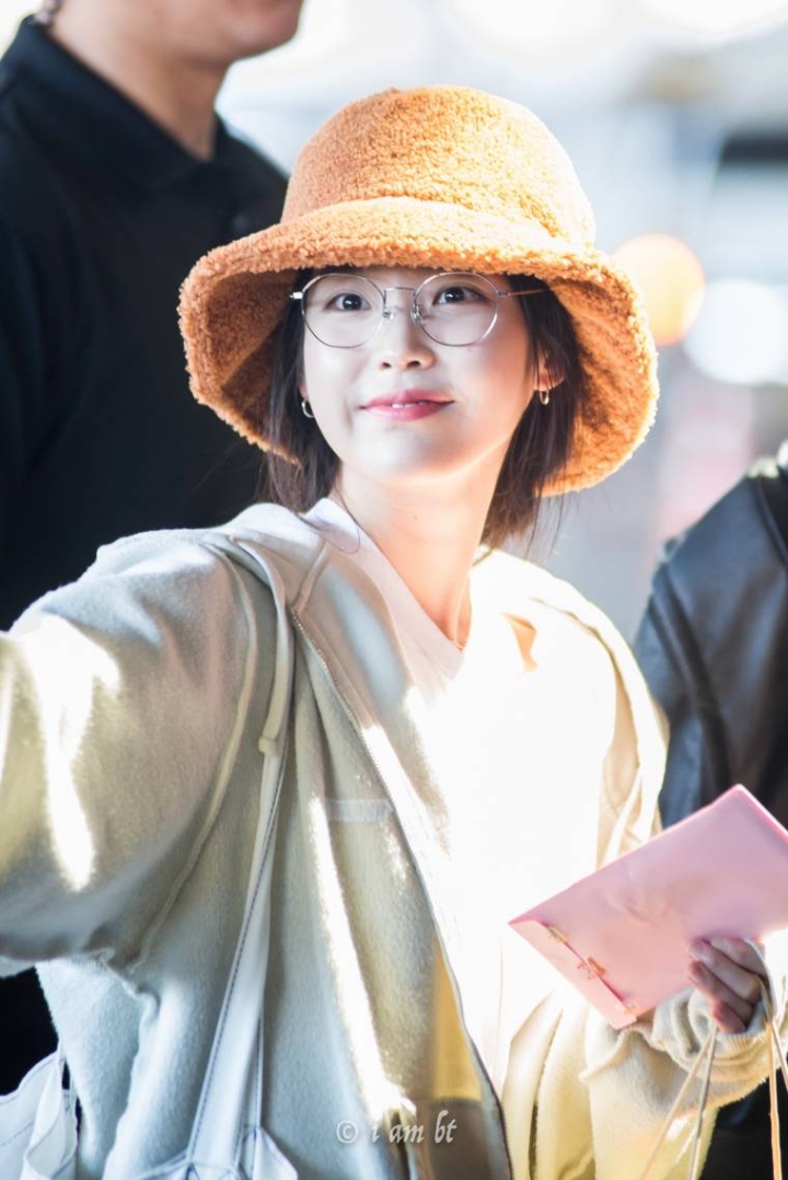 방콕에 입국하는 아이유 | 인스티즈