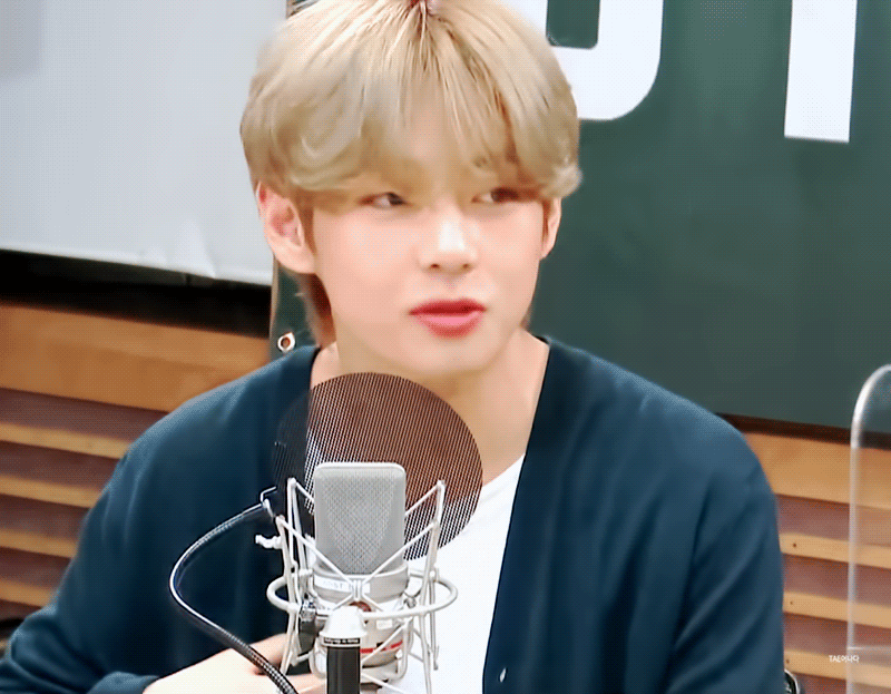 보이는 라디오인지 모르고 바지 지퍼 정리한 방탄 뷔ㅋㅋㅋㅋ | 인스티즈