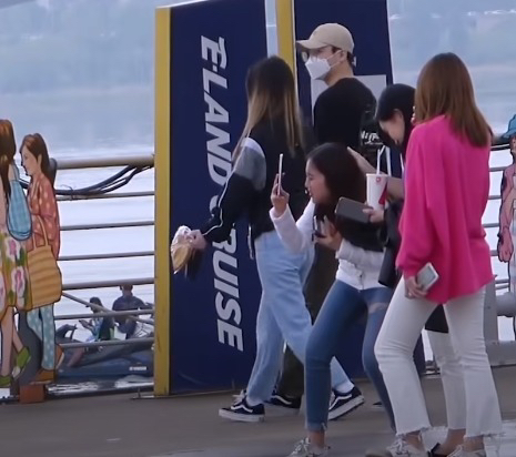 길거리에서 사진 부탁받은 한국인들의 자세 .jpg | 인스티즈