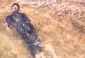 성동일이 내복 입고 목 꺾인 채로 물에 떠내려가는 짤 gif | 인스티즈